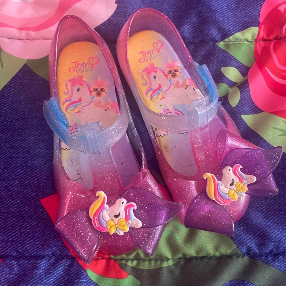 Little girl’s JoJo Siwa jellies